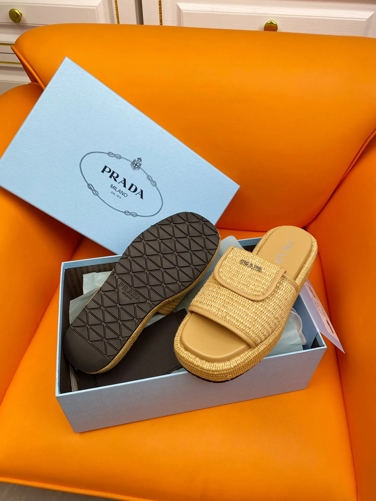 👟👟Ex-factory price 520👟👟 PRADA 2024ss raffia woven slippers This year's popular straw series, lazy people's must-have slippers are so good-looking on the feet. The whole pair of shoes is light, comfortable and bright colors meet the various choices of fashionable people of different styles! Original custom-made raffia Sheepskin lining 1:1 open mold outsole Size number: 35-39 (40 customizations are not returnable)